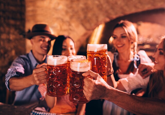 Glade folk til oktoberfest med fyldte ølkrus